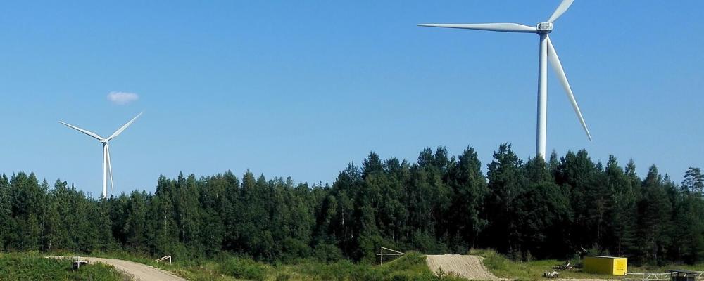 Vindkraftverken i Villmanstrand, nära ryska gränsen, testas som plattformar för radar och sensorer inom EU:s planerade drönarförsvar längs östgränsen. Foto: Wikipedia Commons Lic. Kredit: Intomies