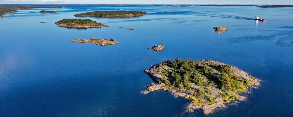 Energibolaget vill koppla samman en föreslagen utbyggnad av vindparken – 40 nya verk utöver dagens elva – via en luftledning genom Björneborgs skärgård i Finland. Boende och naturvänner varnar för stora intrång i landskap och livsmiljöer och kräver mark- och sjökablar i stället. Foto: Creative Commons Lic. Symbolbild, Kredit: Pixabay. Reijotelaranta