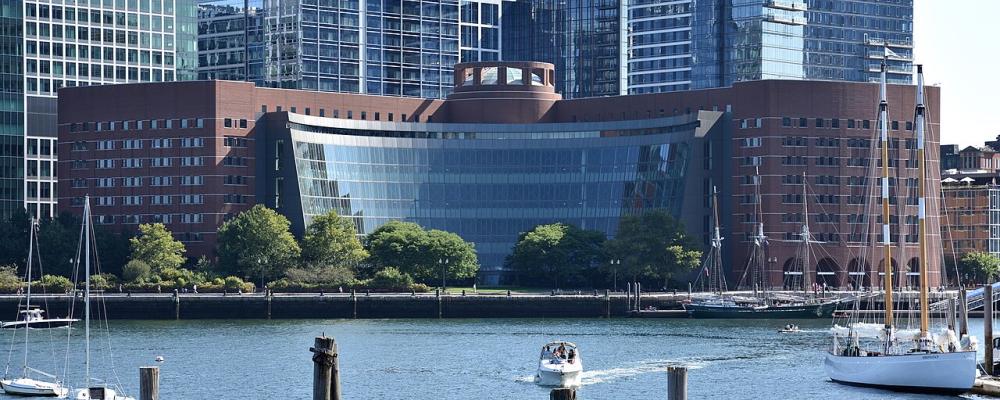 Federala USA-domstolen John Joseph Moakley United States Courthouse, belägen på 1 Courthouse Way vid Fan Pier i Boston, Massachusetts, färdigställdes 1999 och ritades av Henry N. Cobb och Ian Bader från Pei Cobb Freed & Partners. Byggnaden är uppkallad efter kongressledamoten Joe Moakley. Foto: Wikipedia Commons Lic. Kredit: 4300streetcar