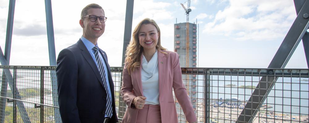 Claes Westerlind, VD för NKT och Ebba Busch vid en ceremoni vid fabriken i Karlskrona. Pressbild: