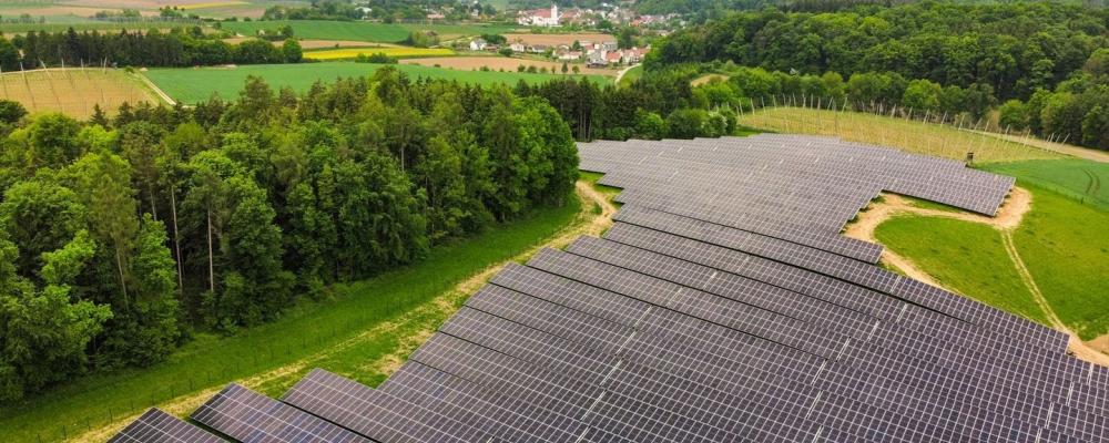 Ørsted-solparken Rottenegg ligger i ett mycket produktivt sluttläge som samtidigt är skyddat från insyn, nära Geisenfelds kommundel Rottenegg i Landkreis Pfaffenhofen an der Ilm. Foto: Ørsted