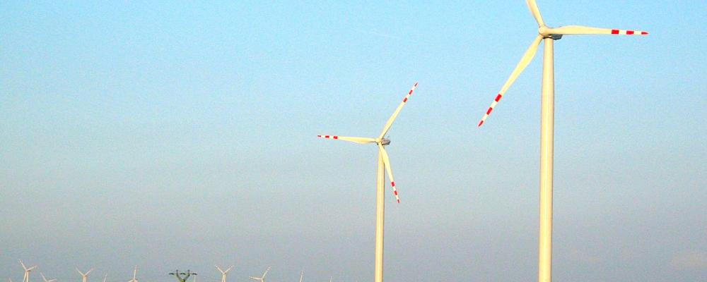 Polska vindkraftparken Karścino, vy från Mołtowo (Lisiej Góra). Foto: Wikipedia Commons, licens. Kredit: Grzegorz W. Tężycki