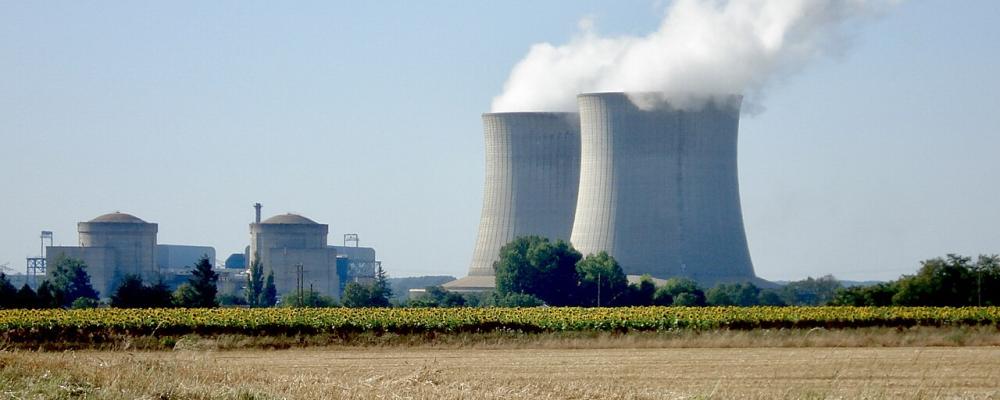 Franska kärnkraftverket Saint-Laurent, med två reaktorer av CP2-typ i 900 MWe-klassen och kyltornet till höger. Foto: Wikipedia Commons Lic. Kredit: T.A.F.K.A.S.