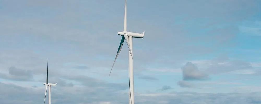 Whitelee vindkraftpark i Skottland. Bolaget hade redan tecknat avtal med den brittiska regeringen om att tillhandahålla intäktsstöd för två anläggningar: Whitelee-projektet samt Cromarty Hydrogen Project, det senare i samarbete med norska Storegga. Båda projekten hade ett planerat driftsättningsdatum i december 2026. Foto: ScottishPower