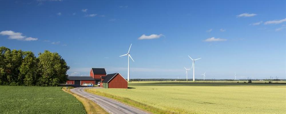 Vindkraftverk på åker. Pressbild: Green Power Sweden