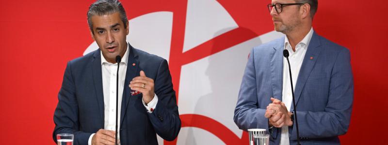 Pontus Lundahl/TT: Energi- och digitaliseringsminister Khashayar Farmanbar (S) och finansminister Mikael Damberg (S) presenterar sin "generalplan" för elproduktionen.