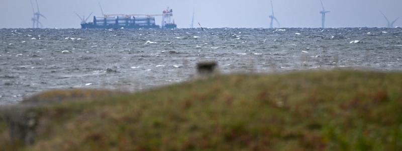 Johan Nilsson/TT: Den danska delen av Kriegers flak skymtar ur havet söder om Trelleborg. Arkivbild.