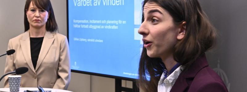 Claudio Bresciani/TT: Utredaren Ulrika Liljeberg (tv) överlämnar betänkandet Stärkta incitament för utbyggd vindkraft till klimat- och miljöminister Romina Pourmokhtari vid en pressträff.