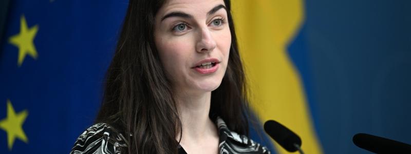Fredrik Sandberg/TT: Klimat- och miljöminister Romina Pourmokhtari (L) under pressträff om en utredning om tillståndsprocesser för vindkraft till havs.