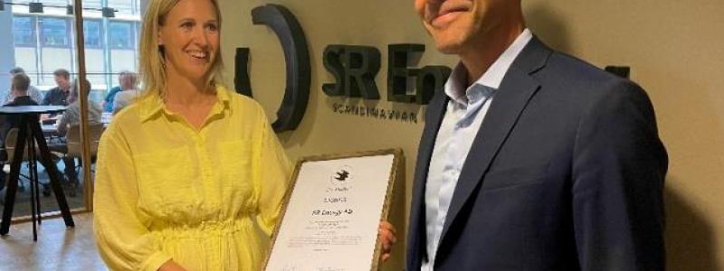 Sofie E Muntenau, Chef Bra Miljöval, och Peter Zachrisson, vd SR Energy vid dagens licensutdelning. Foto: SR Energy
