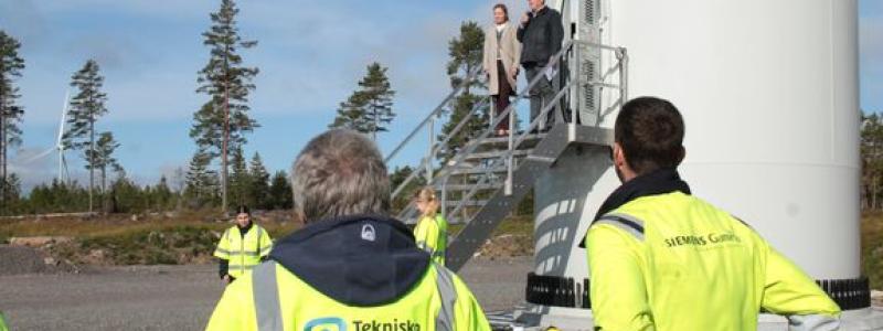 Klas Gustafsson, tf vd Tekniska verken, och Maria Almesåker, styrelseordförande Tekniska verken, inviger vindkraftsparken. Foto: Tekniska verken