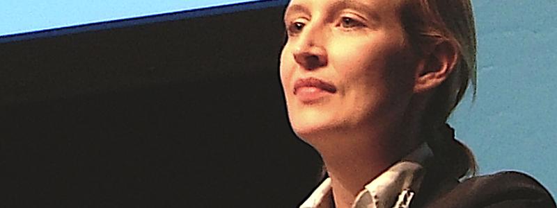 Partiledaren Alice Weidel (AfD) i talarstolen. Foto: Wikipedia Common Lic. Kredit: Olaf Kosinsky
