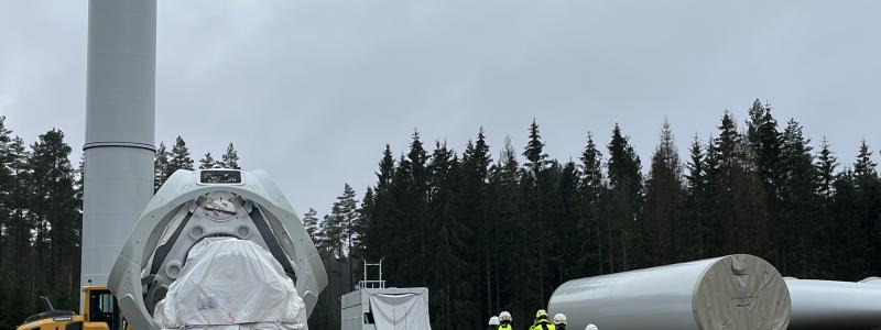 Arbetet med att resa de åtta vindkraftverken. Foto: European Energy