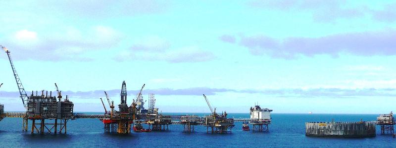 Verksamhet 2010 vid Ekofisk-området. Nu har ConocoPhillips Scandinavia etablerat en dialog med Ventyr för att undersöka möjligheten att koppla Ekofisk-området till Sørlige Nordsjø II. Enligt en rekommendation från Statnett 2022 kan Ekofisk ta emot ström från land när det inte blåser. Statnett noterar att en växelströmsförbindelse från Sørlige Nordsjø II kan försörja anläggningarna med vindkraft när det blåser och med ström via kabeln till land när det inte blåser. Foto: Wikipedia Common, Kredit: BOHL