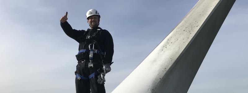 Verktyget sköts av en specialistingenjör. Vederbörande applicerar den patenterade metoden, som innebär arbete med extremt fina toleranser, när det gäller att ta bort och återinsätta bearbetade tänder. Foto: CVC Onsite