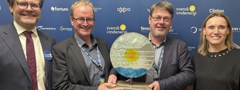 Prisutdelningen på konferensen VIND2023. Från vänster: Daniel Badman, vd, Svensk Vindenergi; Göran Nyström, marknads- och teknikchef Ovako Group; Anders Lugnet, teknisk koncernspecialist energi, Ovako Group; Britta Ersman, styrelseordförande, Svensk Vindenergi. Foto: Svensk Vindenergi