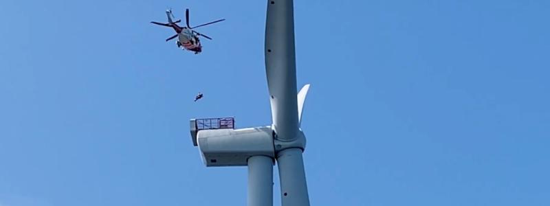 Under två dagar övade deltagarna, inklusive vindkraftsföretaget Ocean Winds, på ett simulerat olycksscenario där ett fartyg kolliderat med ett vindkraftverk efter ett maskinhaveri. För att öka realism användes SAR-helikopter och statister i land. Foto: Ocean Winds