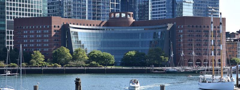 Federala USA-domstolen John Joseph Moakley United States Courthouse, belägen på 1 Courthouse Way vid Fan Pier i Boston, Massachusetts, färdigställdes 1999 och ritades av Henry N. Cobb och Ian Bader från Pei Cobb Freed & Partners. Byggnaden är uppkallad efter kongressledamoten Joe Moakley. Foto: Wikipedia Commons Lic. Kredit: 4300streetcar