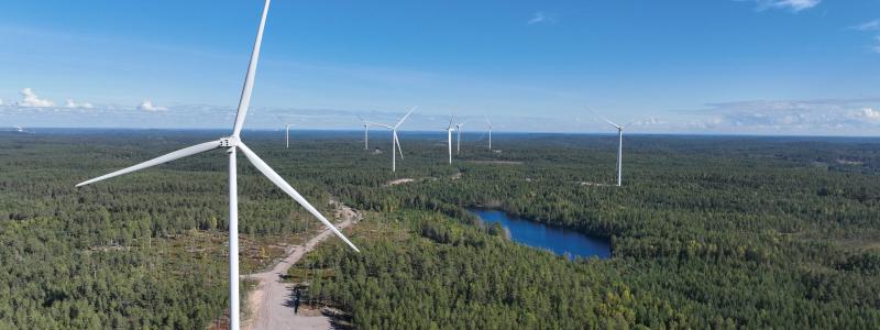 Vindpark Knöstad, som byggts av danska Eurowind Energy på Valneklinten i Säffle kommun, består av åtta vindkraftverk från Siemens Gamesa av typen SG170. Knöstad är den första vindparken i världen som använder dessa nya vindkraftverk med en tornhöjd på 115 meter och 85 meter långa rotorblad, vilket är de längsta rotorbladen som idag finns kommersiellt tillgängliga för landbaserade vindkraftverk. 
Foto: Eurowind Energy