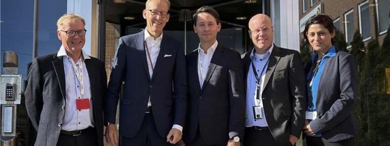 Från vänster: Per Leth Hansen, Global Account Manager för Ørsted på Hitachi Energy, Johan Söderström, Executive Vice President för Europa-, Mellanöstern- och Afrika på Hitachi Energy, Sebastian Hald Buhl, Ørsteds landschef i Sverige, Tobias Hansson, vd på Hitachi Energy i Sverige och Sepideh Chekad, projektledare för Power Transformer-leveransen av Hornsea 3 . Foto: Hitachi Energy