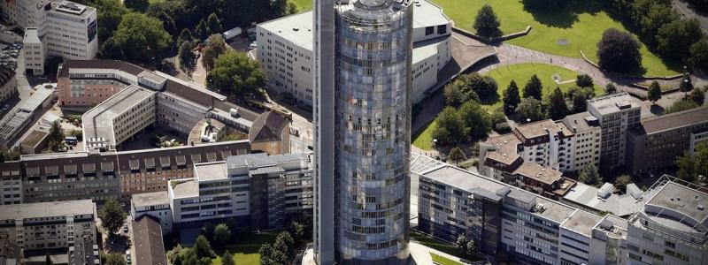 RWE:s höghuskontor i staden Essen. Foto Architekturbüro Ingenhoven Overdiek Kahlen & Partner