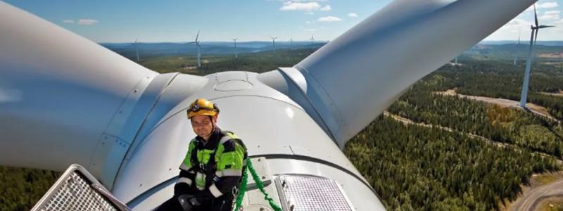 Service på högsta häjg. Norge har starka naturresurser för vindkraft, särskilt längs kusten, vilket har lett till en snabb utbyggnad av både land- och havsbaserade vindkraftparker. Trots detta har utmaningar som långa tillståndsprocesser och lokalt motstånd påverkat takten i utbyggnaden. Foto: Statkraft