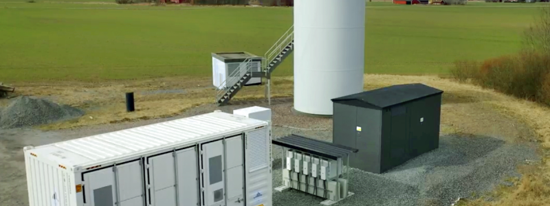 Soltech driftsätter batterier. Pressbild: Soltech Energy Sweden