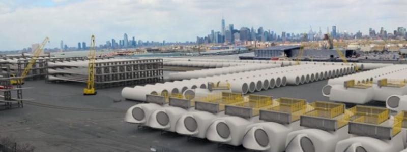 Equinor's utrustning för nya vindkraftsverk lagrade vid South Brooklyn Marine Terminal. Foto: Equinor