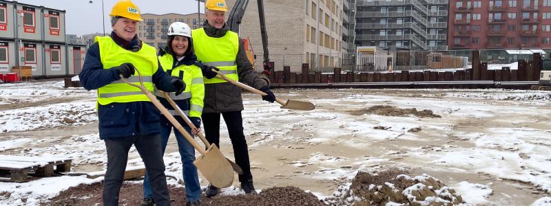 Det första spadtaget för LKPs nya parkeringshus på Brunnshög togs i torsdags av LKPs styrelseordförande Mats Helmfrid, Wästbyggs arbetschef Suzana Lindblad och LKPs vd Paul Myllenberg. Pressbild: LKP
