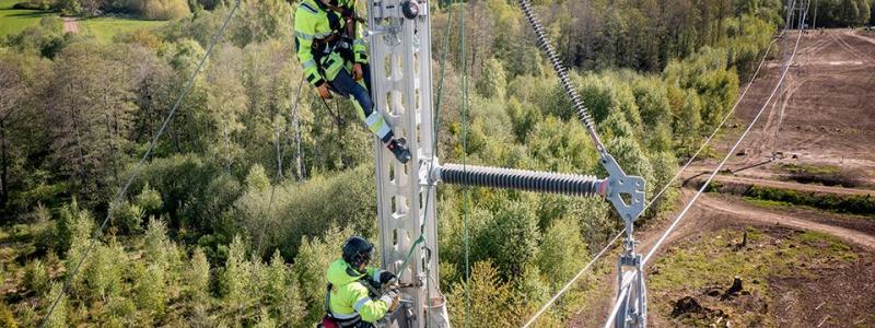 Arbetare på elledning. Pressbild: Svenska kraftnät