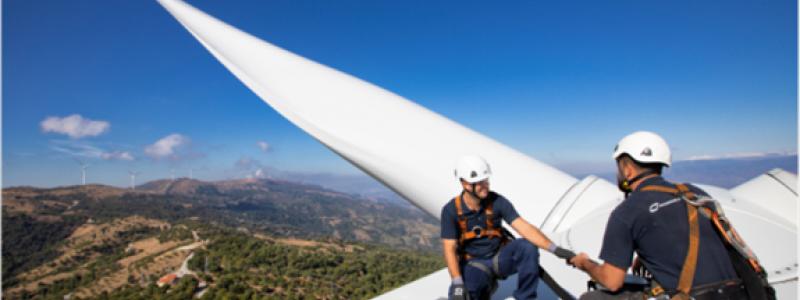 Installering av vindkraftverk i Turkiet. Nya vindkraftsprojekt beräknas locka investeringar på ungefär en komma två miljarder dollar och är ett led i landets ambition att förstärka utbyggnaden av förnybar energi. Foto:Turkiska Vindenergiorganisationen TWEA