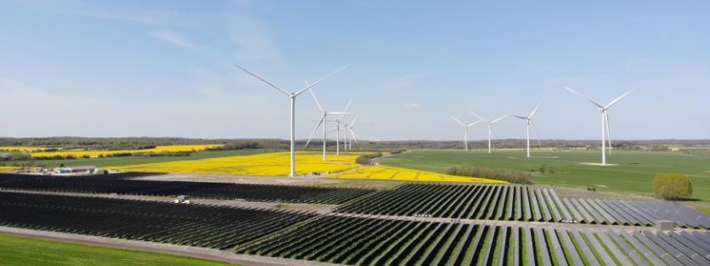 Utöver vindkraftverken planeras en solkraftsanläggning med en installerad kapacitet på upp till 15 MW (direktström), vilket ytterligare cementerar Howparks position som en föregångare inom hybridenergi. Denna solkraftsanläggning är designad för att komplettera vindkraftverket, säkerställande en kontinuerlig produktion av grön el oavsett väderförhållanden – solen skiner när vinden inte blåser, och tvärtom. Foto: Eurowind Energy