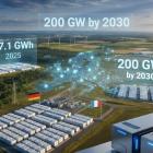 Utbyggnaden av batterilager i Europa har ökat kraftigt i takt med att andelen väderberoende elproduktion har vuxit. Kapacitetsmarknader och statliga stödprogram spelar en central roll för lönsamheten i många länder. Samtidigt är tekniken beroende av globala leverantörskedjor för kritiska metaller, och flera länder har haft problem med kostnadsökningar, förseningar och förändrade regelverk. Batterilager ses som ett viktigt komplement i elsystemet, men de ersätter inte behovet av planerbar elproduktion eller nätutbyggnad.  Illustration: ej fotografi- AI-genererat innehåll, Copyright, Conventus.