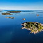 Energibolaget vill koppla samman en föreslagen utbyggnad av vindparken – 40 nya verk utöver dagens elva – via en luftledning genom Björneborgs skärgård i Finland. Boende och naturvänner varnar för stora intrång i landskap och livsmiljöer och kräver mark- och sjökablar i stället. Foto: Creative Commons Lic. Symbolbild, Kredit: Pixabay. Reijotelaranta