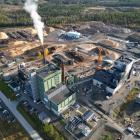 Jämtkrafts nya kraftvärmeverk i Lugnvik (till höger) kompletterar det tidigare kraftvärmeverket (till vänster), som togs i drift år 2002, och den nya, mindre anläggningen är bland annat anpassad för att kunna köras under sommaren då värmebehovet är lägre. Foto: Jämtkraft/Victor Agestam