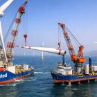 Efter att turbinerna nu är på plats har projektet gått in i driftsättningsfasen. Arbetet omfattar bland annat tester av elsystem, idrifttagning av turbinerna och slutförande av återstående sjökablar. Först därefter kan anläggningen tas i full kommersiell drift. 
Illustration: AI-genererad bild. Ej ett fotografi.
Upphovsrätt © Conventus