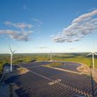 Skåramåla hybridpark, Sveriges första storskaliga energipark som kombinerar både sol- och vindkraft på samma plats och med gemensam nätanslutning. Pressbild: European Energy