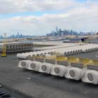 Equinor's utrustning för nya vindkraftsverk lagrade vid South Brooklyn Marine Terminal. Foto: Equinor