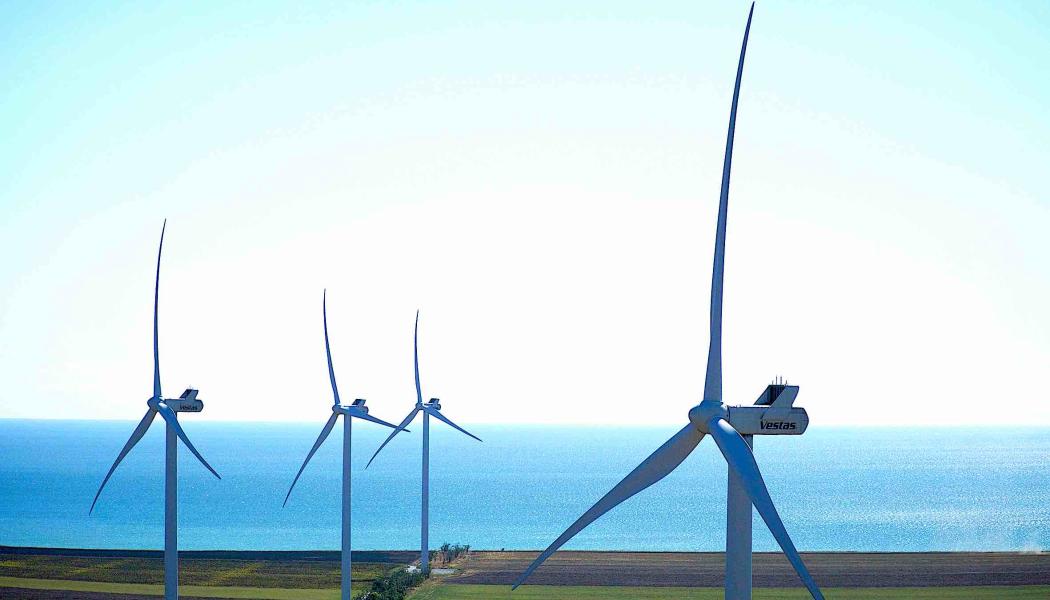 Samarbetet mellan Vestas och DTEK går tillbaka till 2021 när den andra fasen av Tyligulska-projektet först tillkännagavs. När kriget bröt ut sattes projektet på paus, men med undertecknandet av MOU bekräftar parterna återigen sitt gemensamma åtagande och motståndskraft att fortsätta bygga ut förnybar energisektor i Ukraina. Foto: DTEK