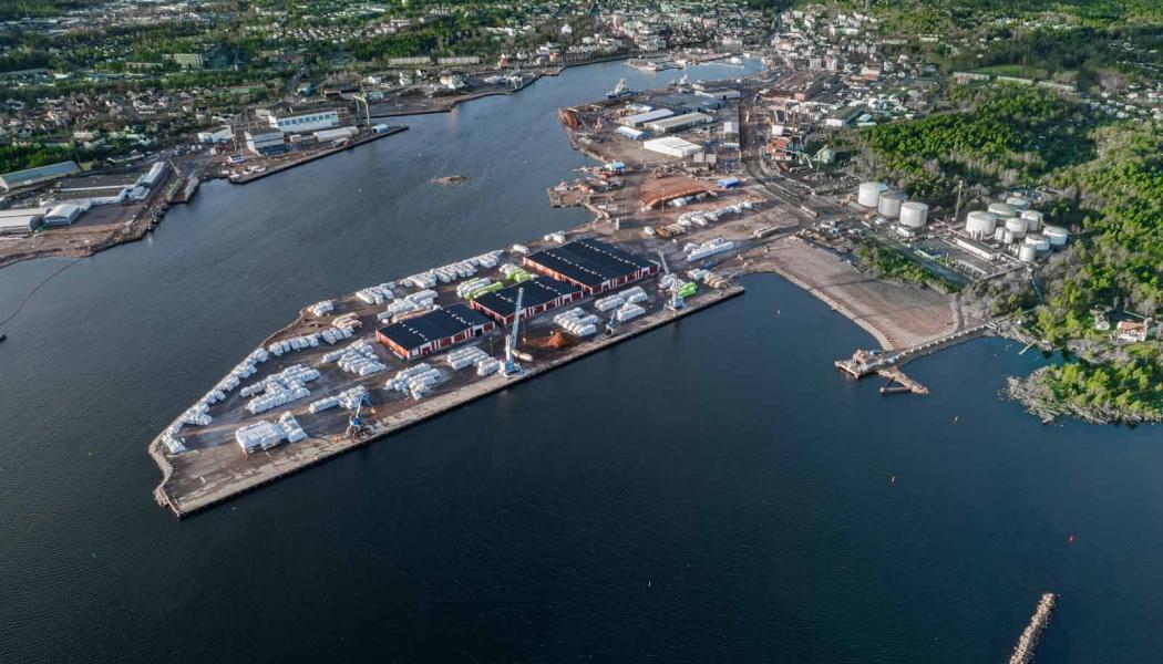 Oskarshamns hamn. Genom att omvandla en hamn till en havsbaserad vindkraftshubb kan RWE effektivisera sina logistikoperationer och stödja utbyggnaden av sin vindkraftsverksamhet i regionen. Källa: Smålandshamnarna