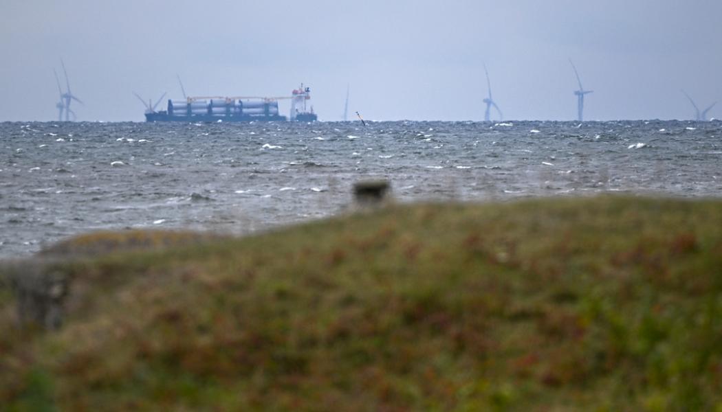 Johan Nilsson/TT: Den danska delen av Kriegers flak skymtar ur havet söder om Trelleborg. Arkivbild.