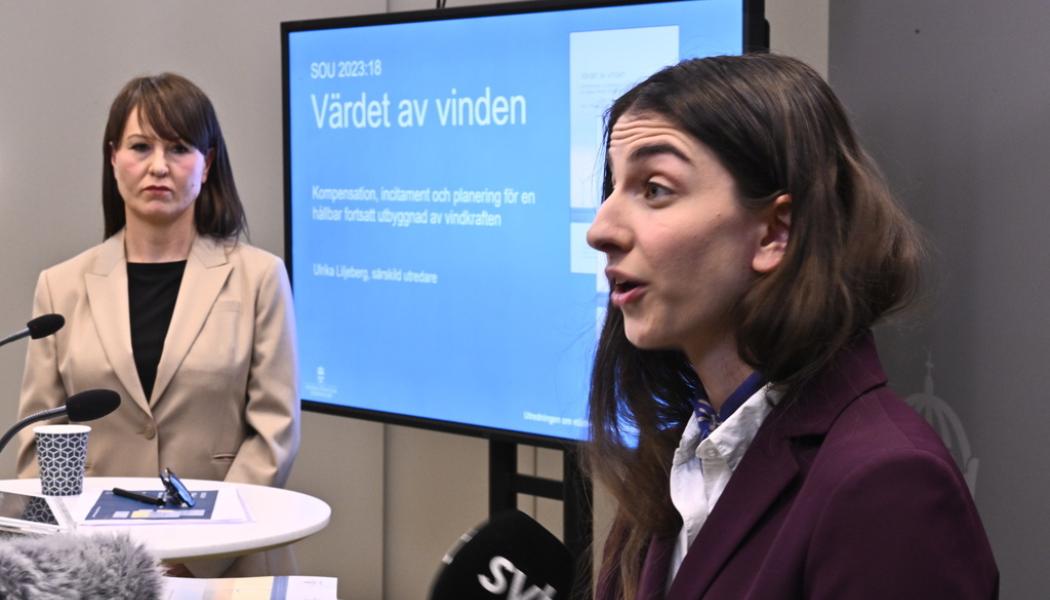 Claudio Bresciani/TT: Utredaren Ulrika Liljeberg (tv) överlämnar betänkandet Stärkta incitament för utbyggd vindkraft till klimat- och miljöminister Romina Pourmokhtari vid en pressträff.