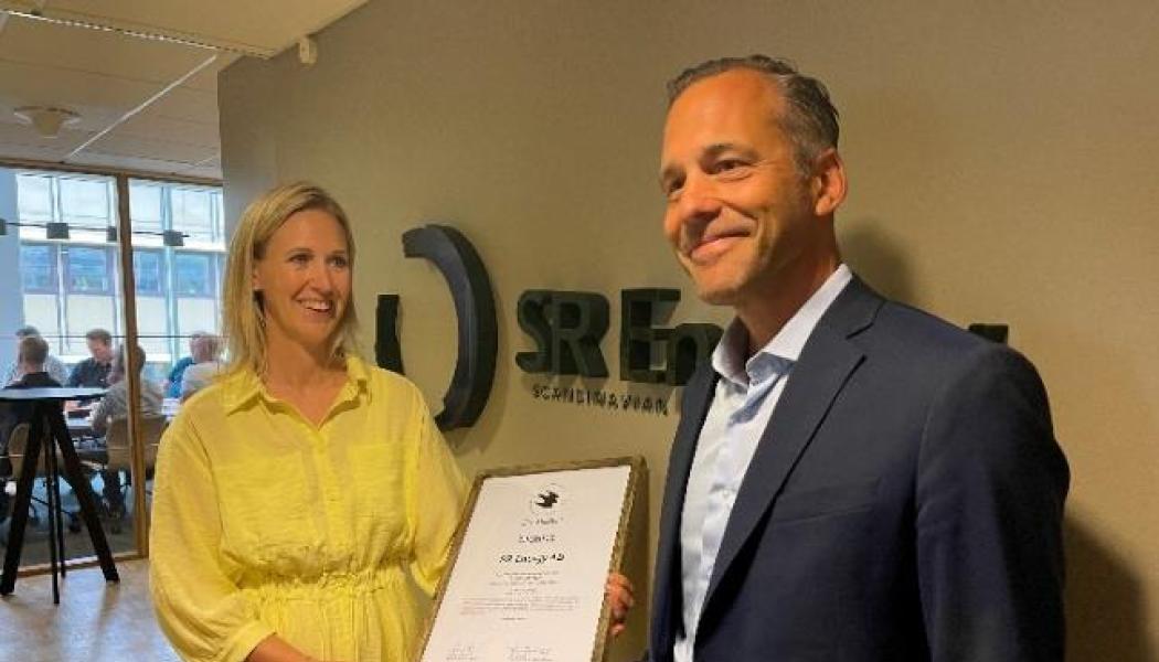 Sofie E Muntenau, Chef Bra Miljöval, och Peter Zachrisson, vd SR Energy vid dagens licensutdelning. Foto: SR Energy