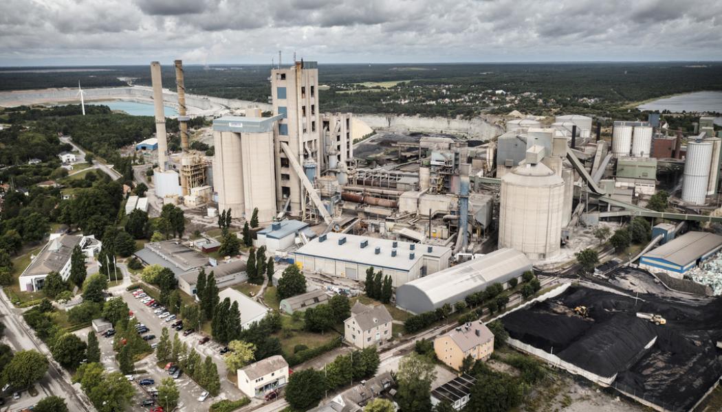 Karl Melander/TT: Heidelbergs cements fabrik i Slite på Gotland välkomnar beslutet om att bygga nya elkablar till ön, men vill ha se dem i drift tidigare än 2031 för att klara omställningen till en klimatvänligare produktion. Arkivbild.