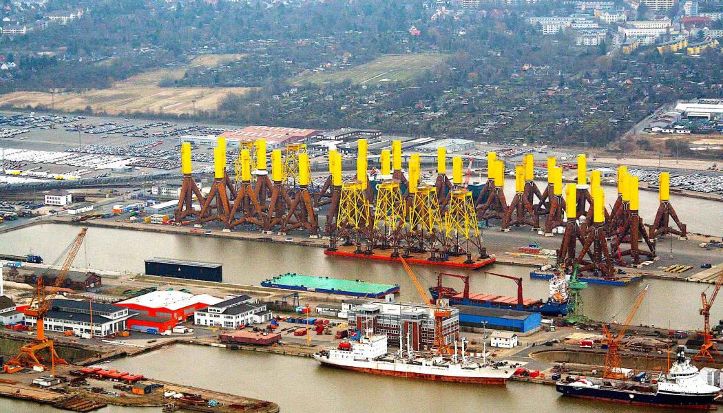 Flera fundamentkonstruktioner för vindkraftverk till havs i hamnen i tyska Bremerhaven. Foto: Wikipedia Common, kredit:
Einsamer Schütze 

