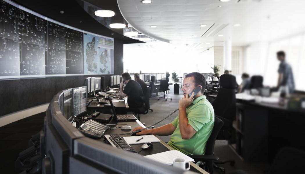 För att kunna hantera komplexiteten i integrerade energisystem tror Thomas Egebo att framtidens kontrollrum kommer att behöva drivas med hjälp av automation och artificiell intelligens. Foto: Energinet/Ole Christiansen