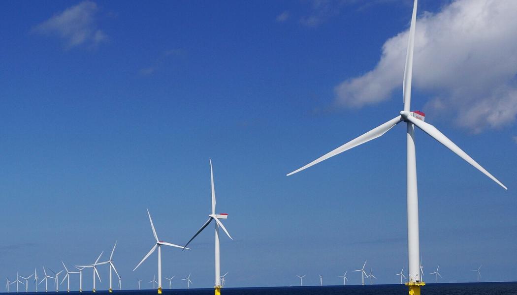 Dansk offshore-vindpark vid Anholt. Danmark försöker återstarta utbyggnaden av havsbaserad vindkraft genom nya statliga stödmodeller och mer flexibla upphandlingar. Foto: Wikipedia Commons Lic. Kredit: Old Dane