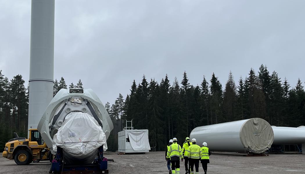 Arbetet med att resa de åtta vindkraftverken. Foto: European Energy