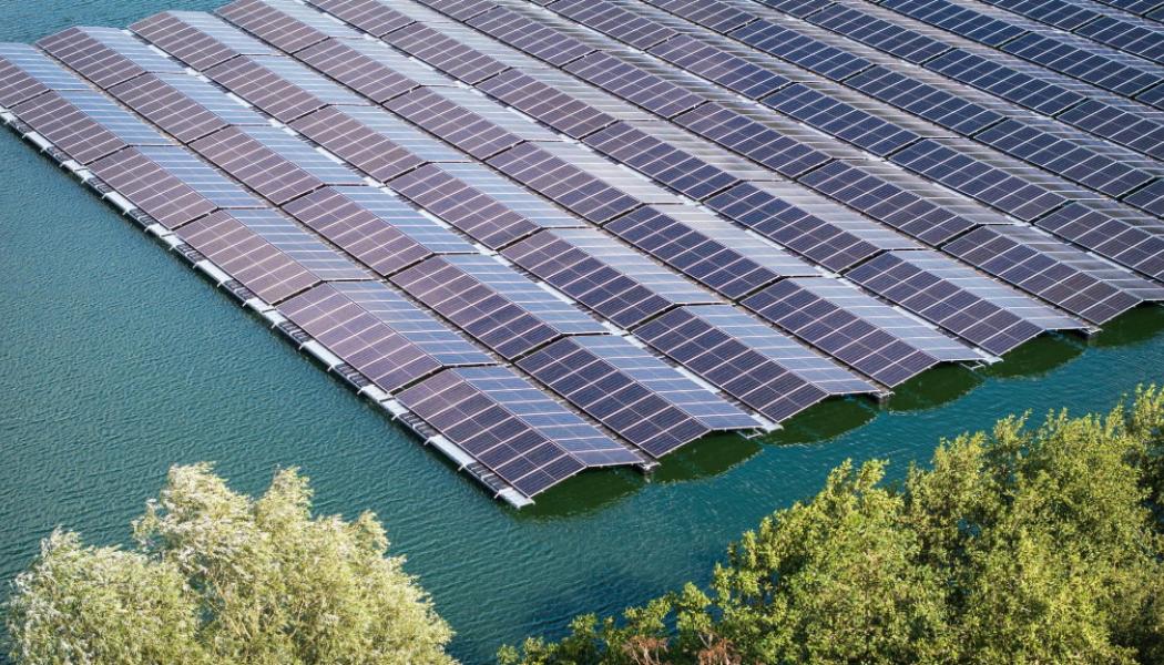 Det flytande solcellsprojektet Skûlenboarch i Friesland ska omfatta cirka 35 hektar vattenyta. FOTO: BayWa r.e.

