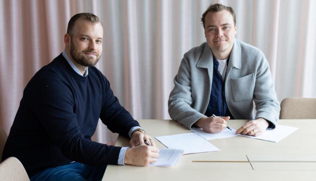 Flowers grundare och vd John Diklev (t.h) tecknar avtalet med Locus Energys partner och vice vd Mattias Söderqvist (t.v). Foto: Flower